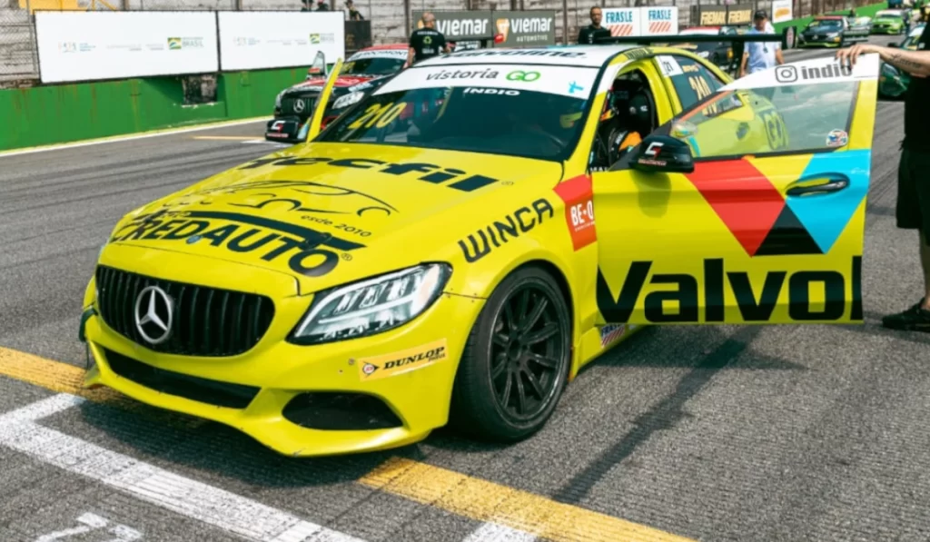 Imagem com um carro de corrida da categoria AMG Cup Brasil com propaganda da Valvoline